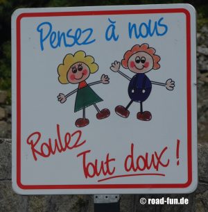 Hinweisschild Korsika - spielende Kinder 