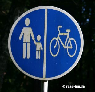 Hinweisschild Litauen - Fussweg & Radweg