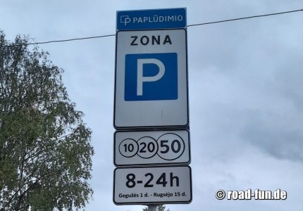 Hinweisschild Litauen - Gebührenpflichtiger Parkplatz