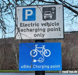 Hinweisschild Schottland - Electric charging point