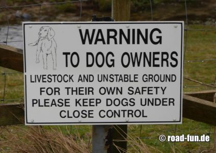 Hinweisschild Schottland - Hunde an Leine führen