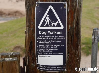 Hinweisschild Schottland - Hunde an Leine führen 