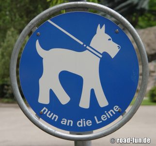 Hinweisschild Schweiz - Hunde anleinen