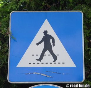 Hinweisschild Österreich - Fußgängerüberweg
