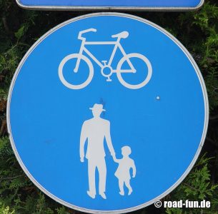 Hinweisschild Österreich - Fußweg & Radweg