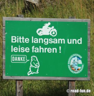 Hinweisschild Österreich - Langsam und leise fahren
