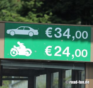 Hinweisschild Österreich - Mautgebühren