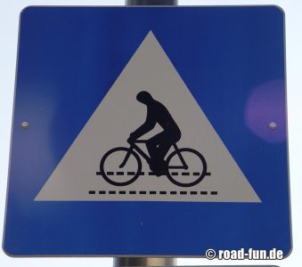 Hinweisschild Österreich - Radfahrerüberweg