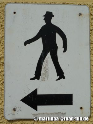Hinweisschild Österreich - Richtungspfeil Fußgänger