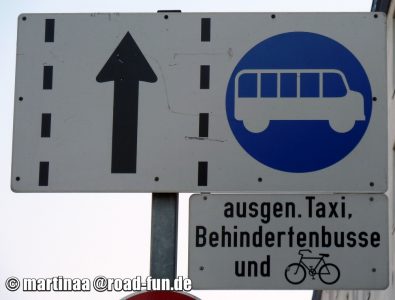 Hinweisschild Österreich - Spur Busfahrer