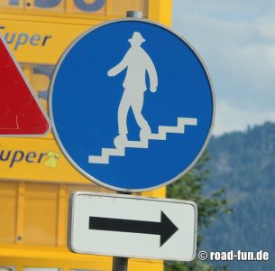 Hinweisschild Österreich - Unterführung Fußgänger