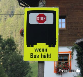 Hinweisschild Österreich - Warten wenn der Bus hält