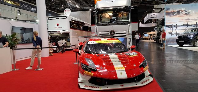 Luxusliner mit Ferrari