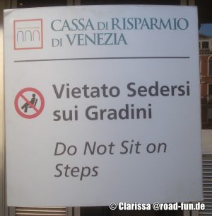 Verbotschild Italien - Nicht auf den Treppen sitzen