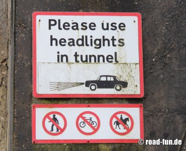Verbotschilder England - Durchgangsverbot im Tunne