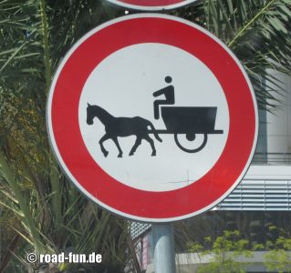 Verbotsschild Albanien - Pferdegespann