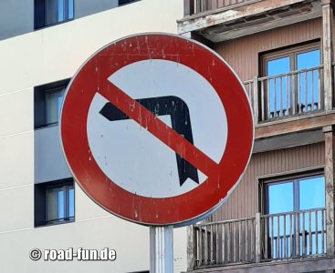 Verbotsschild Andorra - Abbiegen verboten