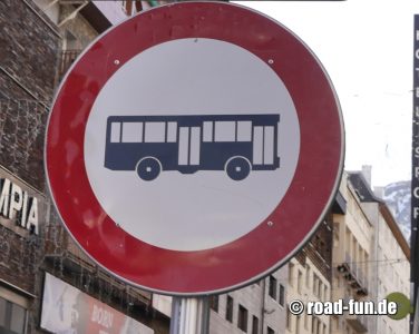 Verbotsschild Andorra - Durchfahrt Bus