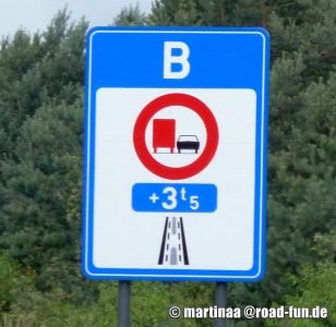 Verbotsschild Belgien - Überholverbot für LKWs ab 3,5 t