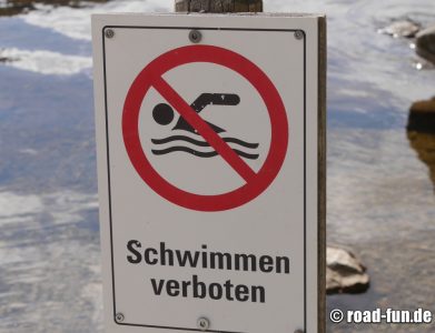 Verbotsschild Deutschland - Schwimmen verboten