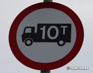 Verbotsschild England - Durchfahrtverbot LKW