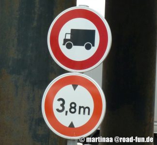 Verbotsschild Frankreich - Durchfahrt LKW