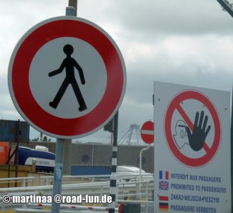 Verbotsschild Frankreich - Durchgang für Fussgänger verboten