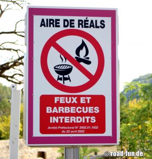 Verbotsschild Frankreich - Feuer und Barbecues verboten
