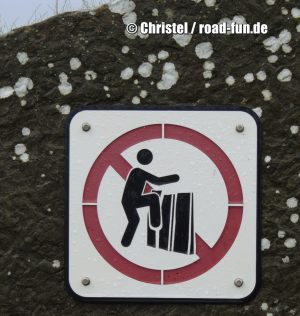 Verbotsschild Irland - Mauer überklettern verboten