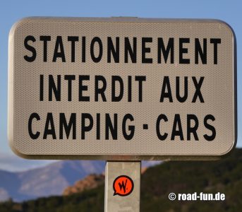 Verbotsschild Korsika - Camping Cars verboten