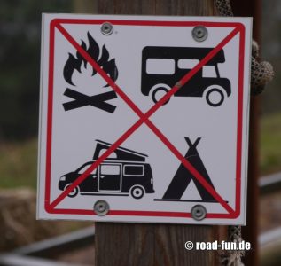 Verbotsschild Korsika - Campingverbot