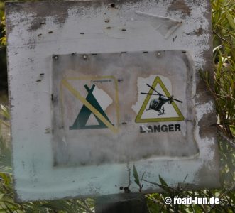 Verbotsschild Korsika - Campingverbot Hubschrauberlandeplatz