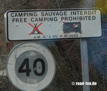 Verbotsschild Korsika - Campingverbot  