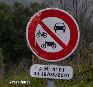 Verbotsschild Korsika - Durchfahrtsverbot Auto, Moped & Motorrad