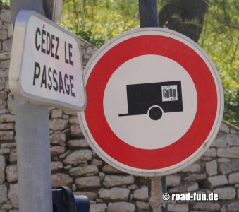 Verbotsschild Korsika - Durchfahrtsverbot Fahrzeug mit Anhänger