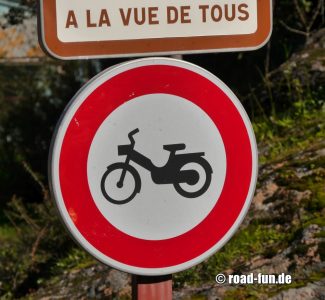Verbotsschild Korsika - Durchfahrtsverbot Motorrad