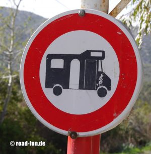Verbotsschild Korsika - Durchfahrtsverbot Wohnmobil 