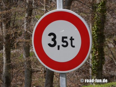 Verbotsschild Korsika - Durchfahrtsverbot über 3,5 t