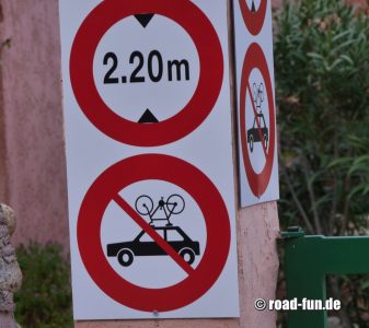 Verbotsschild Korsika - Höhenbeschränkung Durchfahrsverbot