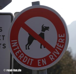 Verbotsschild Korsika - Hundeverbot im Fluss