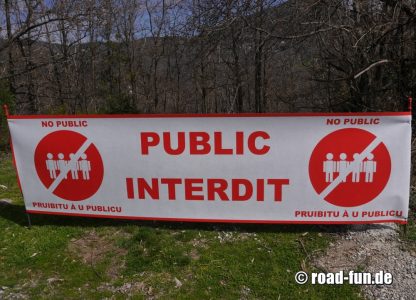 Verbotsschild Korsika - No Public 
