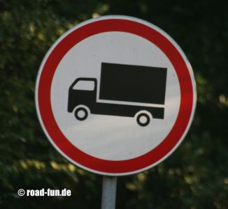 Verbotsschild Litauen - Durchfahrtsverbot LKW