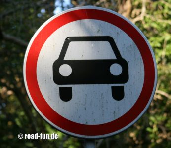 Verbotsschild Litauen - Durchfahrtsverbot PKW
