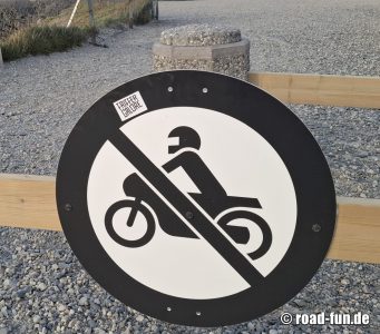 Verbotsschild Norwegen - Durchfahrt Motorrad