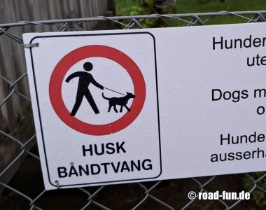 Verbotsschild Norwegen - Leinenplficht für Hunde