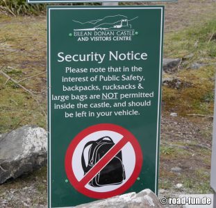 Verbotsschild Schottland - Keine Rucksäcke im Schloss