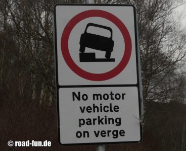 Verbotsschild Schottland - Parkverbot Seitenstreifen