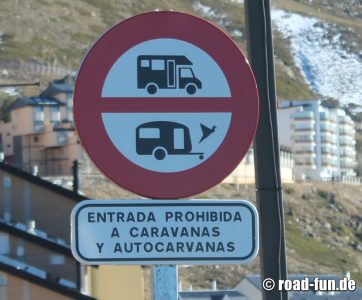 Verbotsschild Spanien - Camping Cars und Wohnwagen 