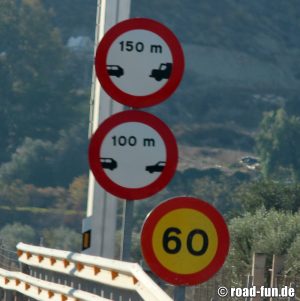 Verbotsschild Spanien - Mindestabstand einhalten