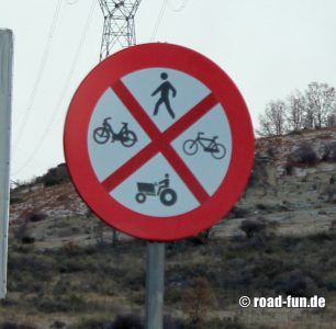 Verbotsschild Spanien - Traktor, Fußgänger, Fahrrad, Mofa